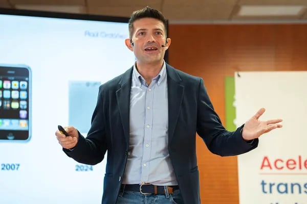 La Creciente Demanda de Expertos en Prompts: Transformando la Comunicación con la IA Cover